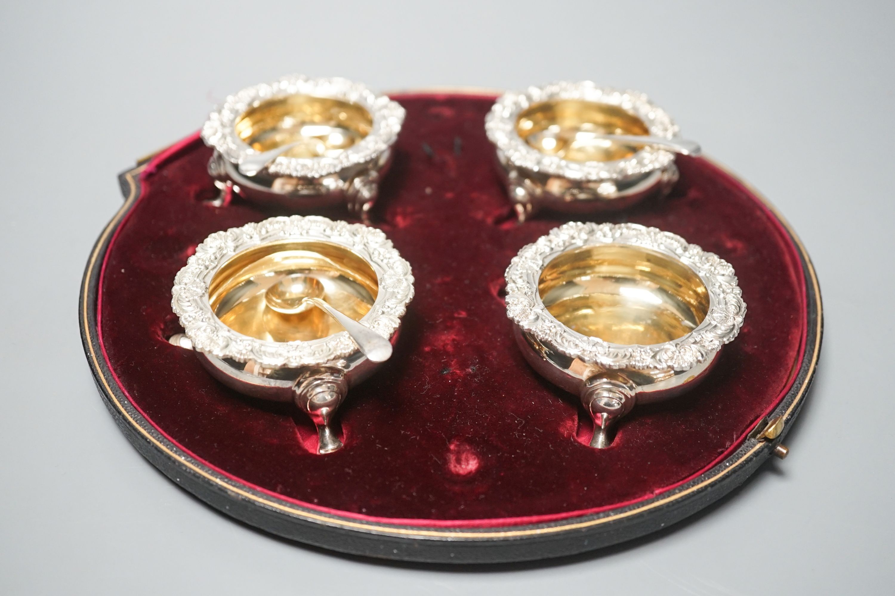 A cased set of four silver salts, Sheffield, 1903 and two salt spoons.